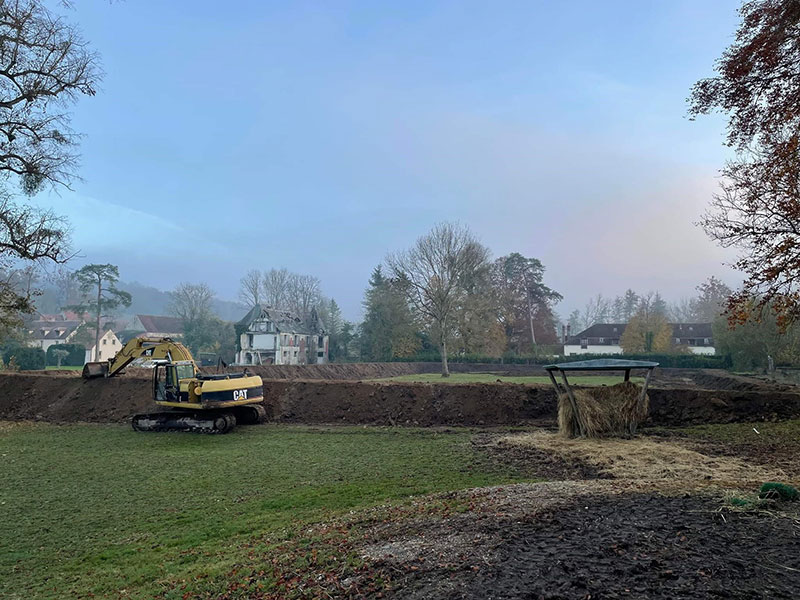 Défenses de berges : travaux de terrassement Défenses de berges : travaux de terrassement